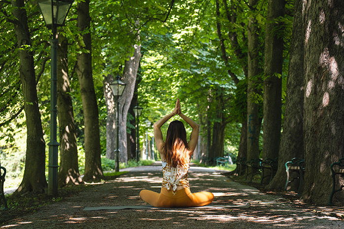 Yogapose in Allee