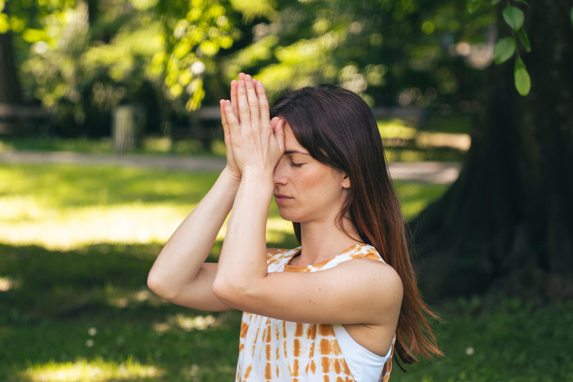 Yogapose, Hände vor der Stirn
