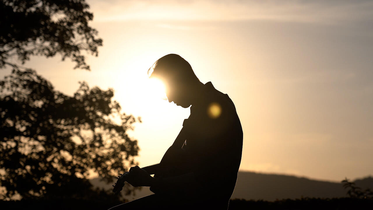 Musiker mit Gitarre, Gegenlicht