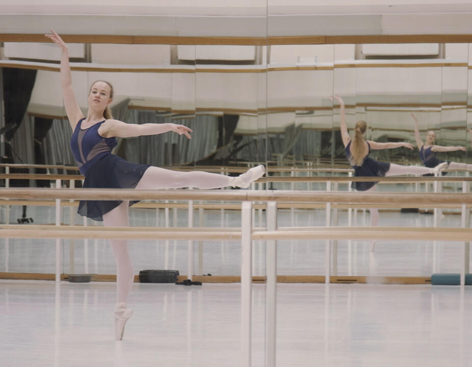 Ballettlehrerin beim Üben, Spiegelungen