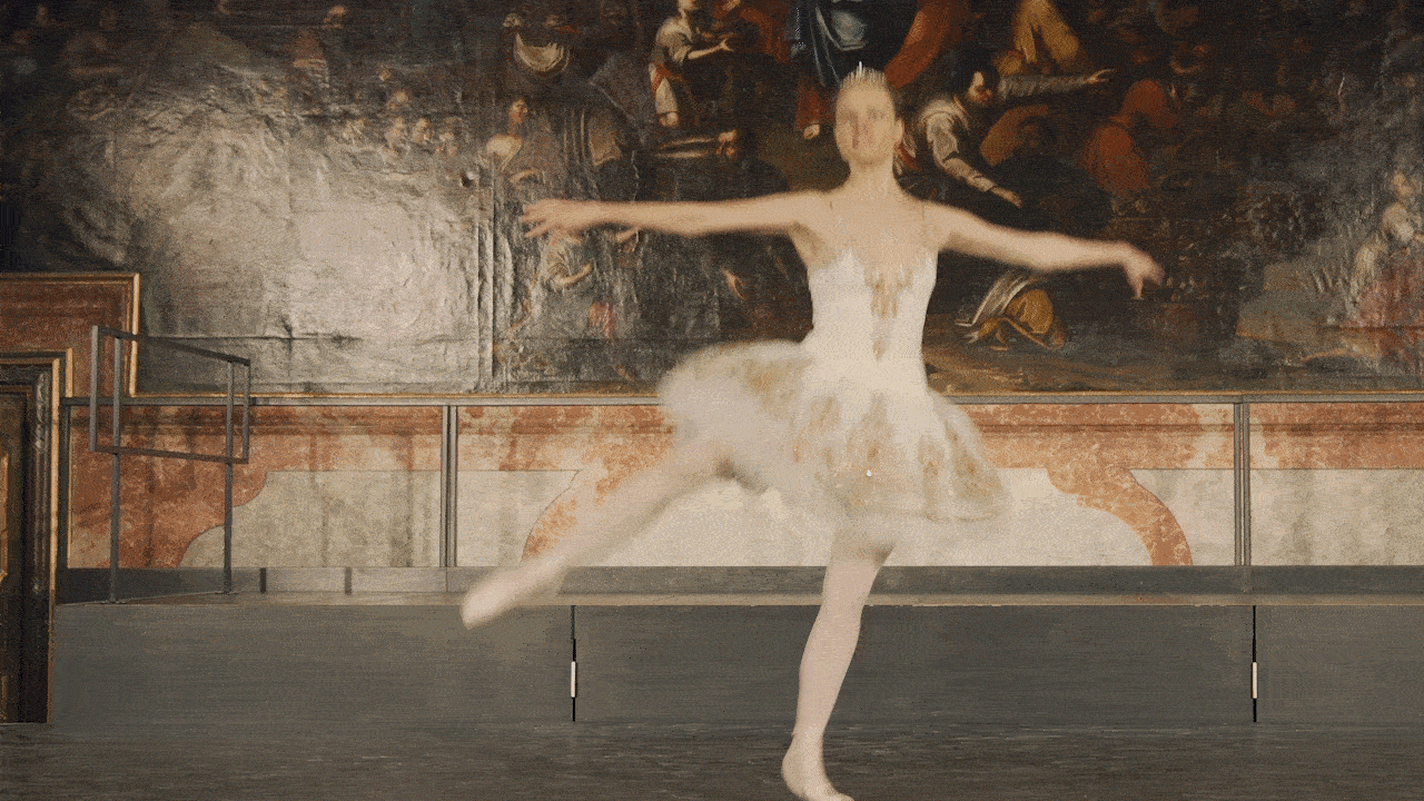 Matchcut zwischen Balletlehrerin auf der Bühne und Schülerin im Studio