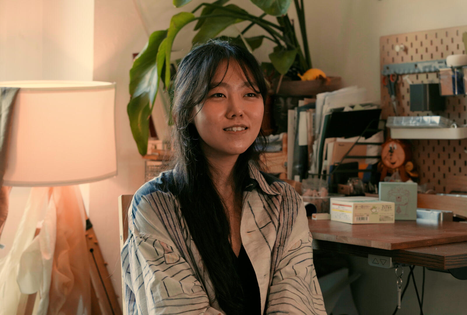 Junge Frau in ihrem Zimmer, Interviewsetting