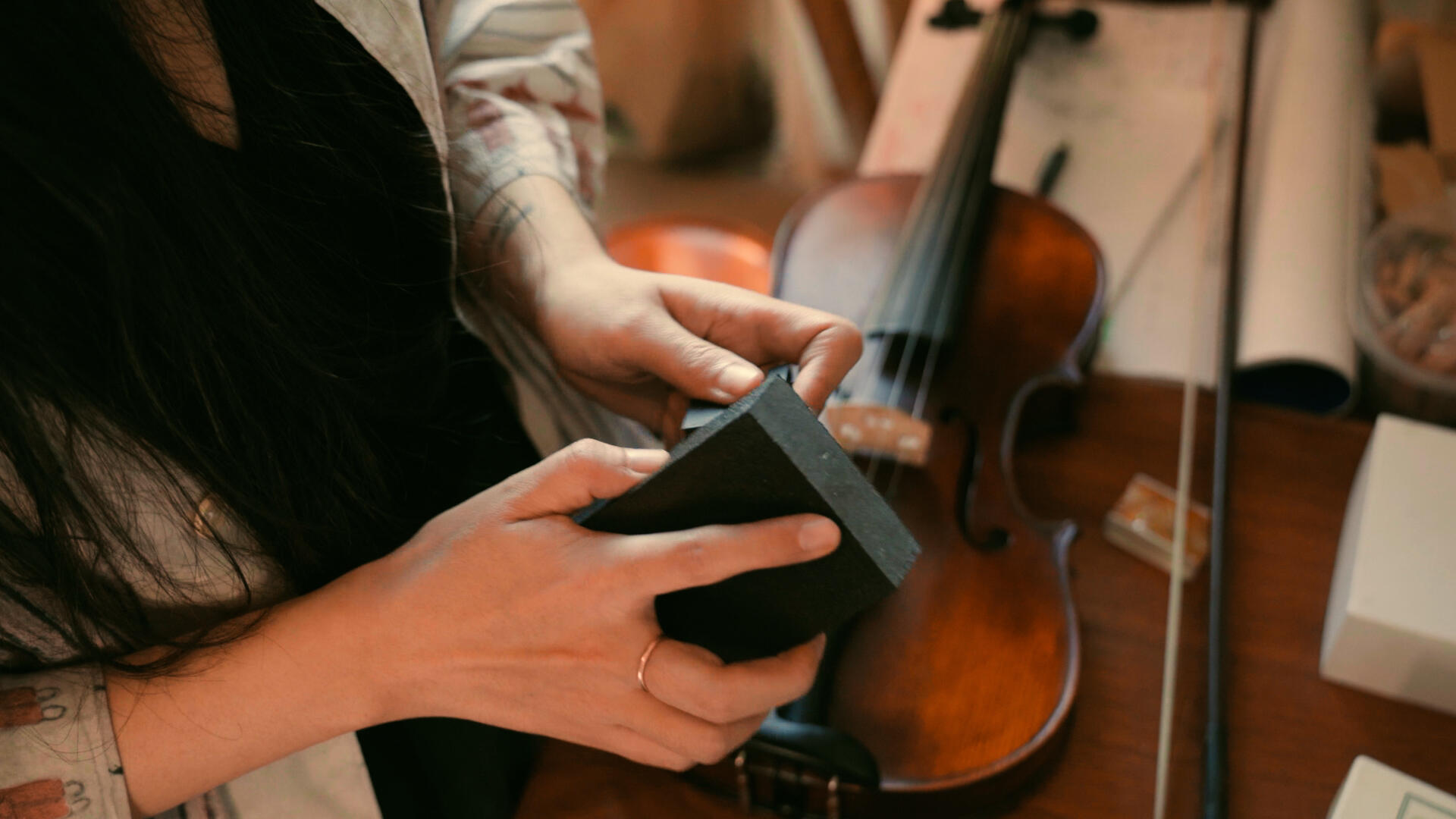 Junge Frau erzeugt Klänge mit Schleifstein