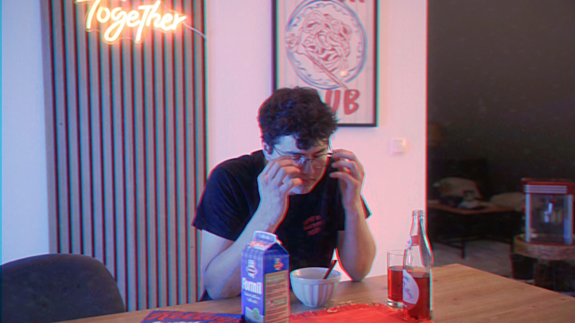 Mann am Frühstückstisch, verschlafen, Neonlicht