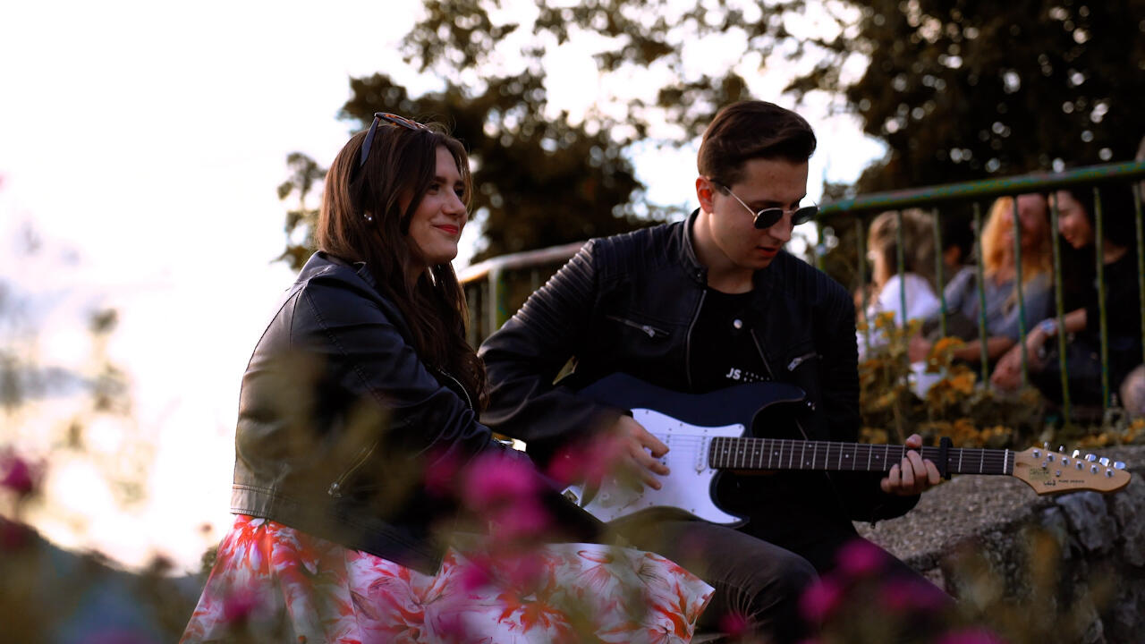 Pärchen, Musiker spielt Gitarre