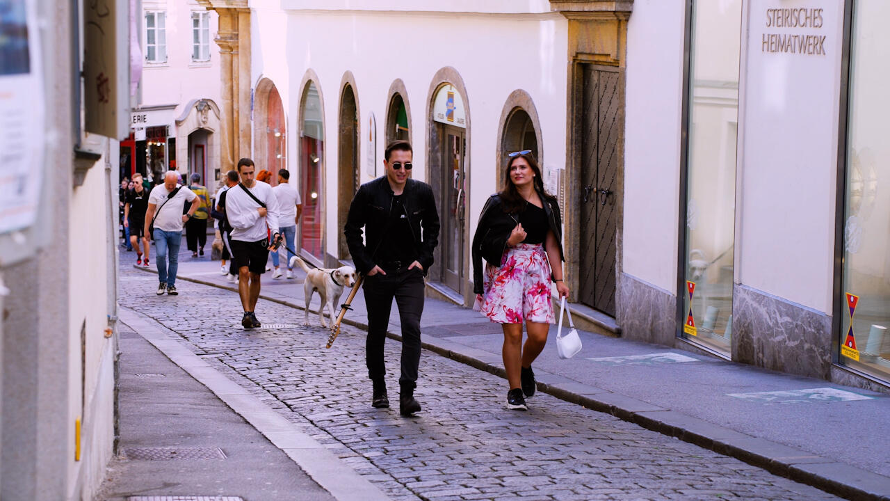 Pärchen geht Straße entlang