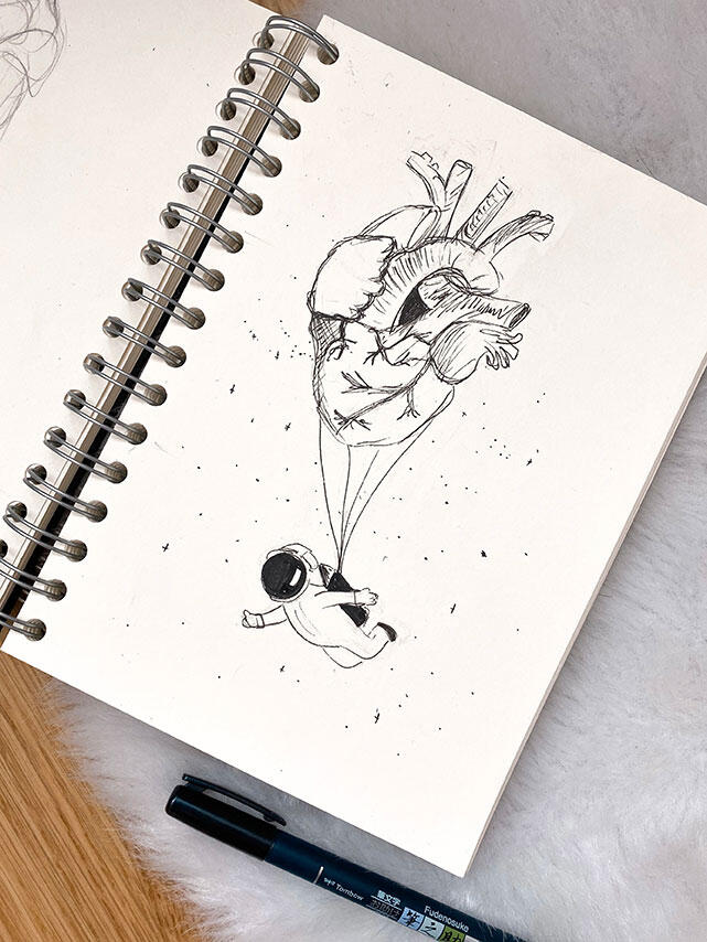 © Chiara Fuchs 2023 Astronaut hängt an einem menschlichen Herz, schwarz-weiß mit Fineliner