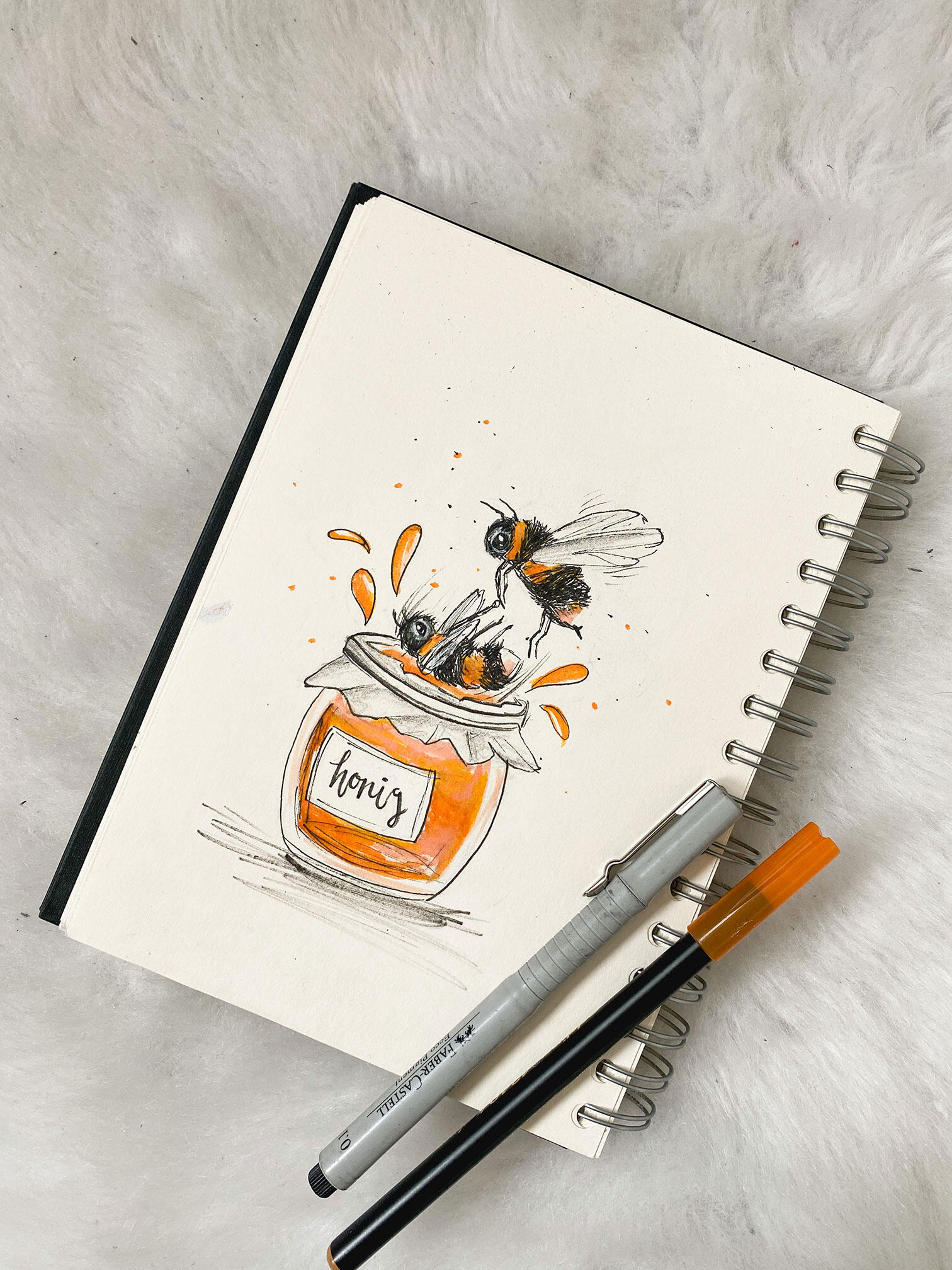 © Chiara Fuchs 2023 Astronaut hängt an einem menschlichen Herz, schwarz-weiß mit Fineliner